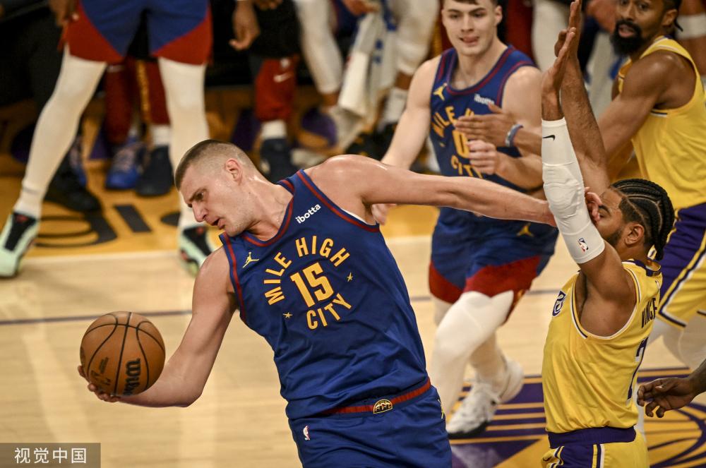 篮球比赛中 篮球比赛中